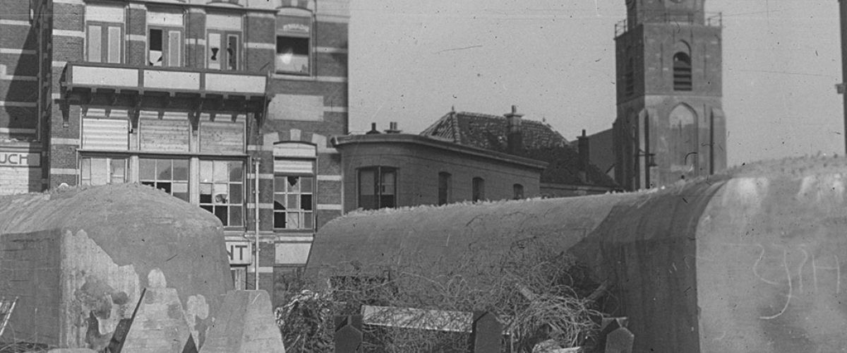 Prikkeldraadversperring bij de Oude Kerk, 1945